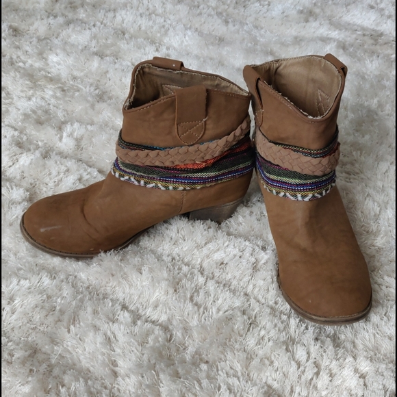 Rock & Candy Shoes - GUC Heeled booties with ankle decorations